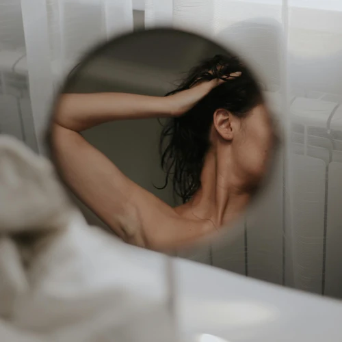 alopecia ante un espejo